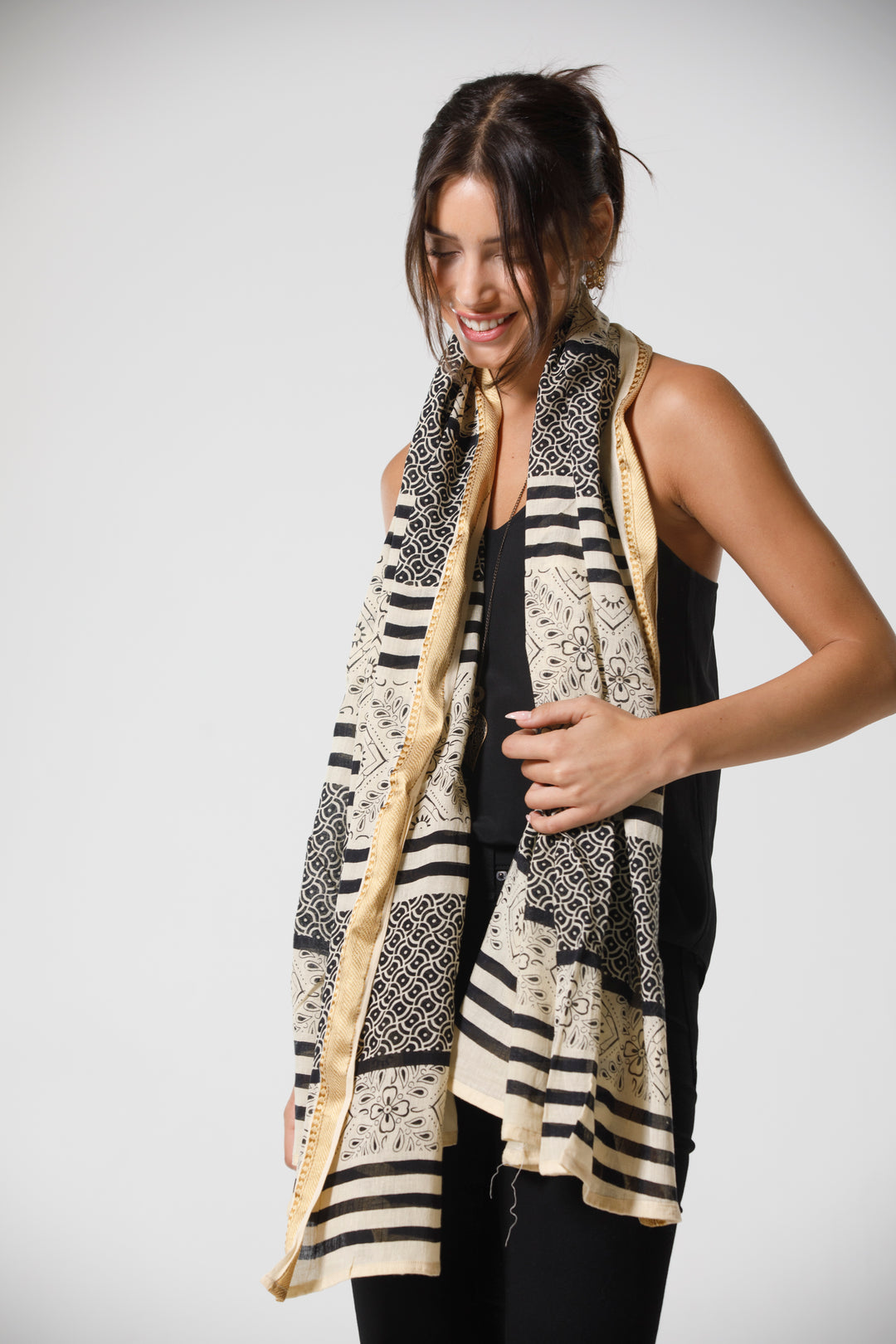 צעיף כותנה פראו - קרם שחור זהב