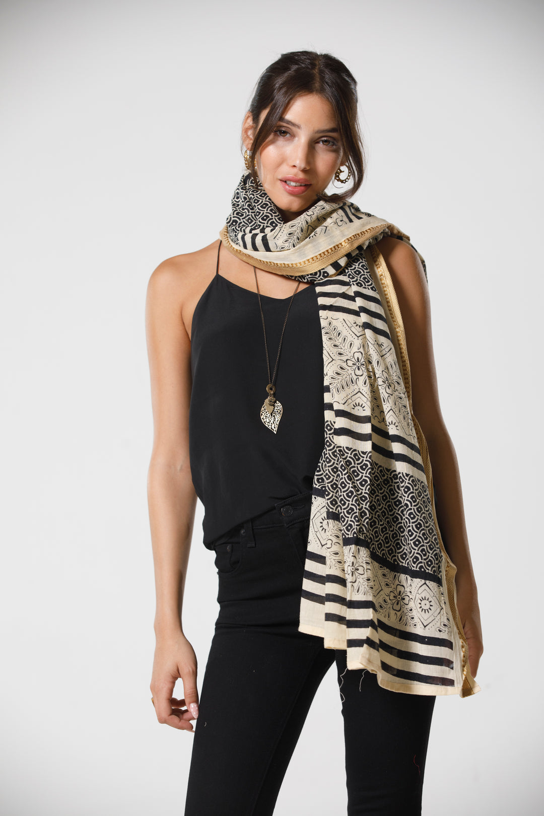 צעיף כותנה פראו - קרם שחור זהב