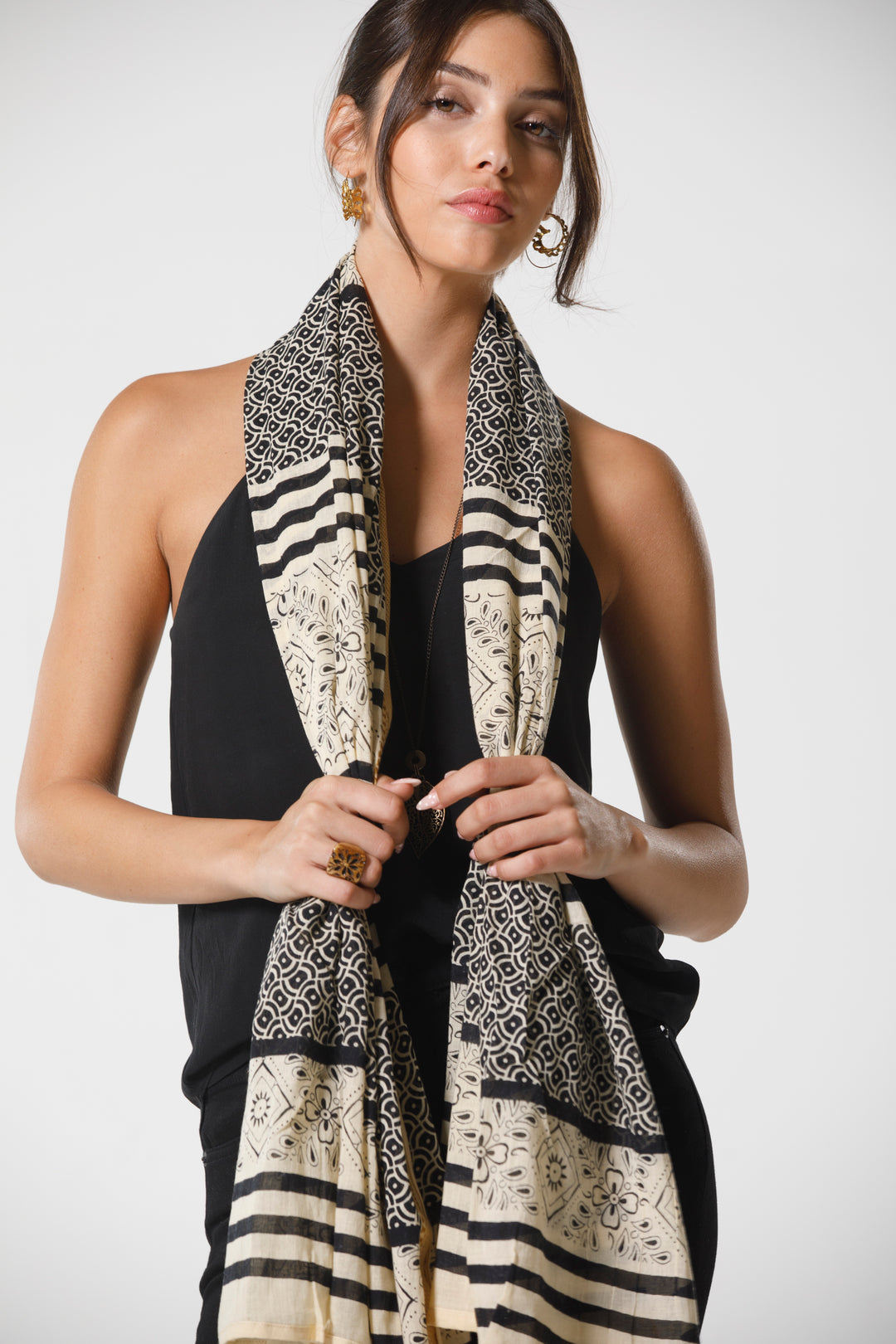 צעיף כותנה פראו - קרם שחור זהב