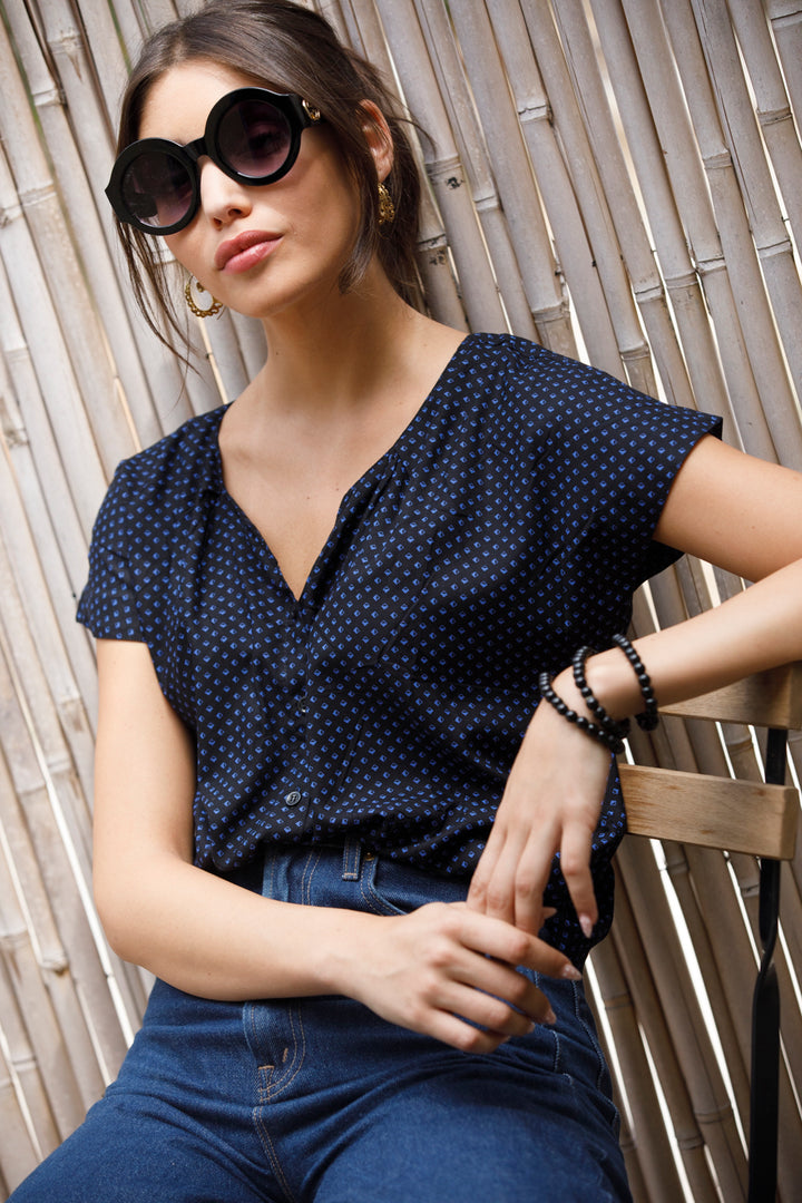 חולצת איימי שחור-כחול