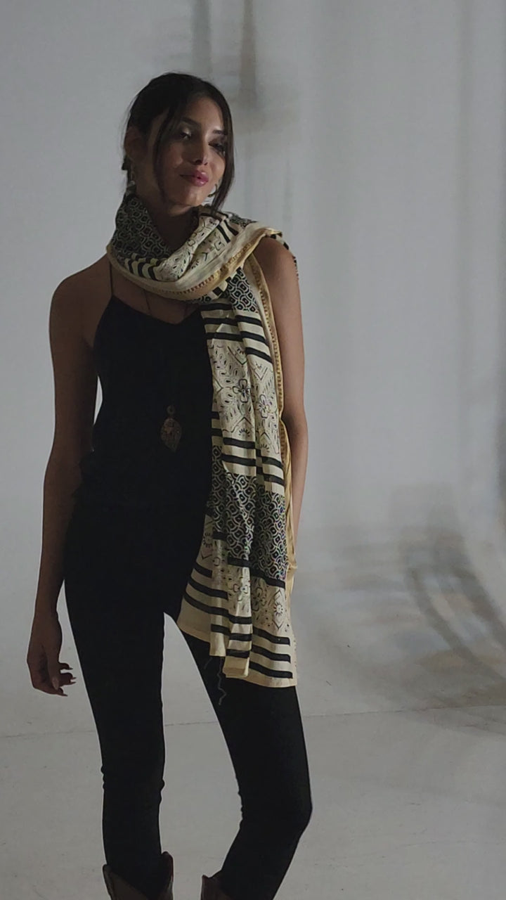 צעיף כותנה פראו - קרם שחור זהב